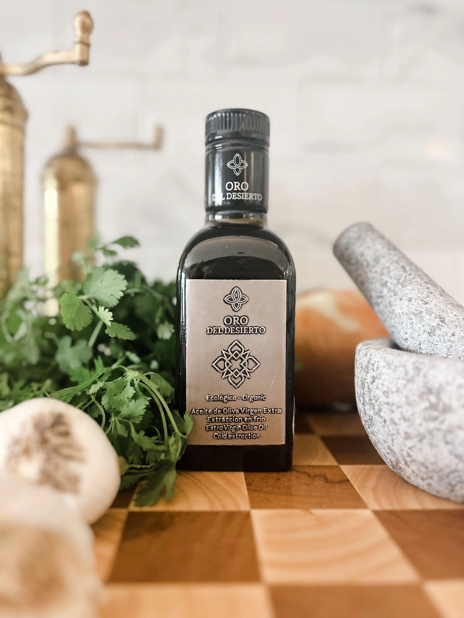 oro del desierto olive oil coupage with vegetables around it